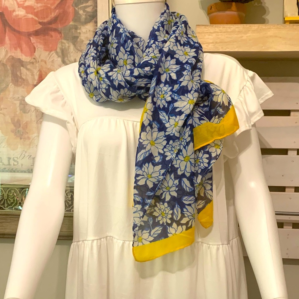 Who could not be Happy with this absolutely gorgeous Daisy scarf on!!! EEUC